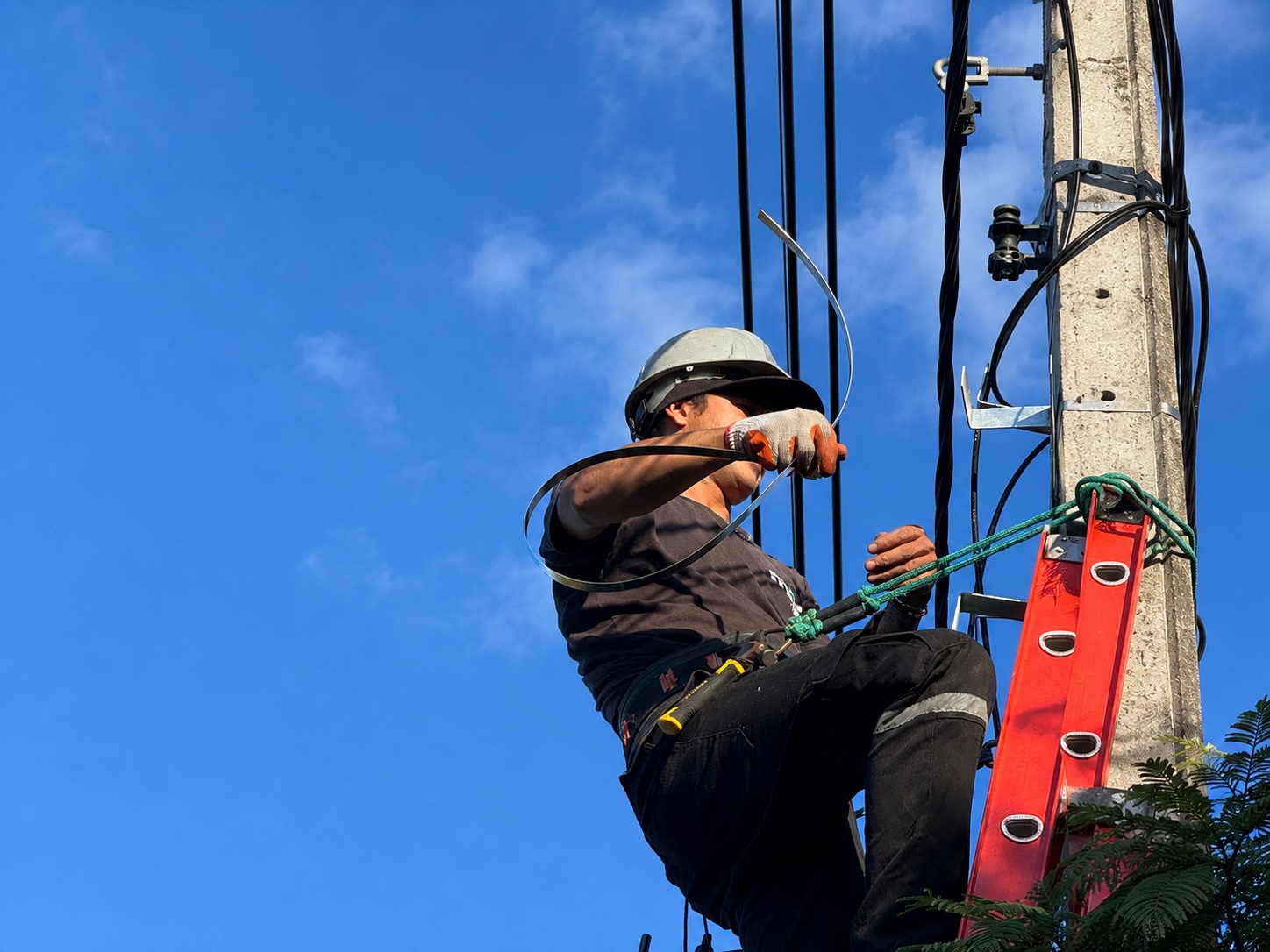 Técnico instalando fibra óptica interna - MAS Internet
